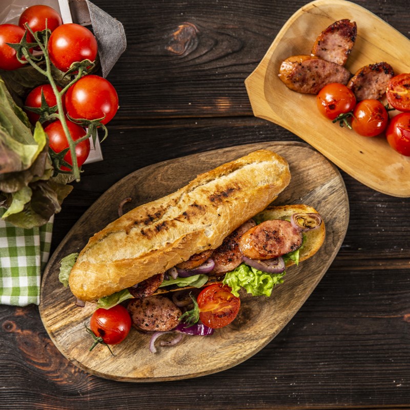 Bagietka z&nbsp;grillowaną kiełbasą